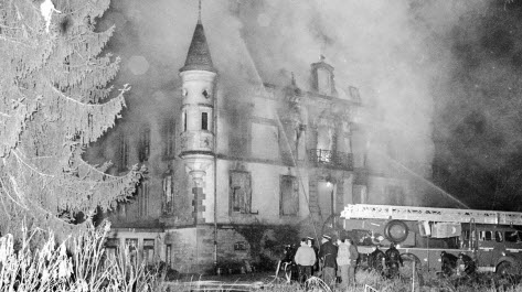 Photo du château de Neuvon en flammes à la fin de l'année 1973